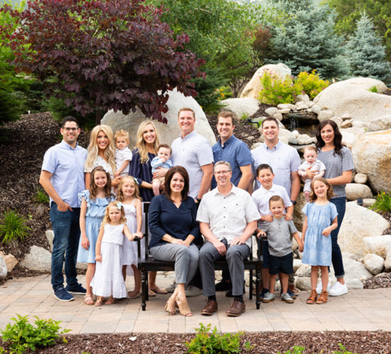 Extended family photo in alpine utah